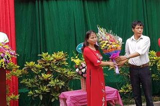 Đại diện Đảng uỷ, UBNH xã tặng hoa chúc mừng